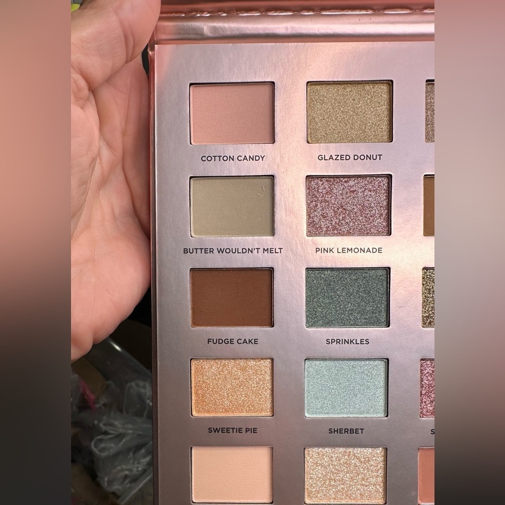 ICONIC London Multi-Color Eyeshadow Palette - Picture 3 of 4